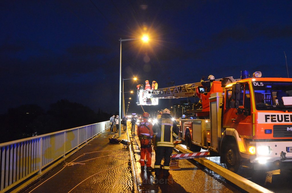 Einsatz BF Hoehenretter Koelner Seilbahn Hoehe Zoobruecke P2312.JPG